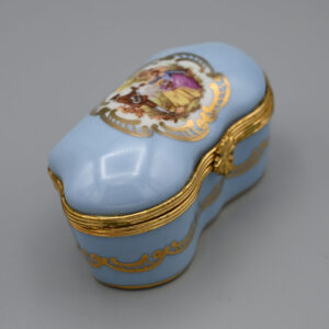 Courting Couple Fragonard-style porcelain trinket box - Image 4