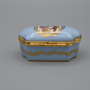 Courting Couple Fragonard-style porcelain trinket box - Image 5