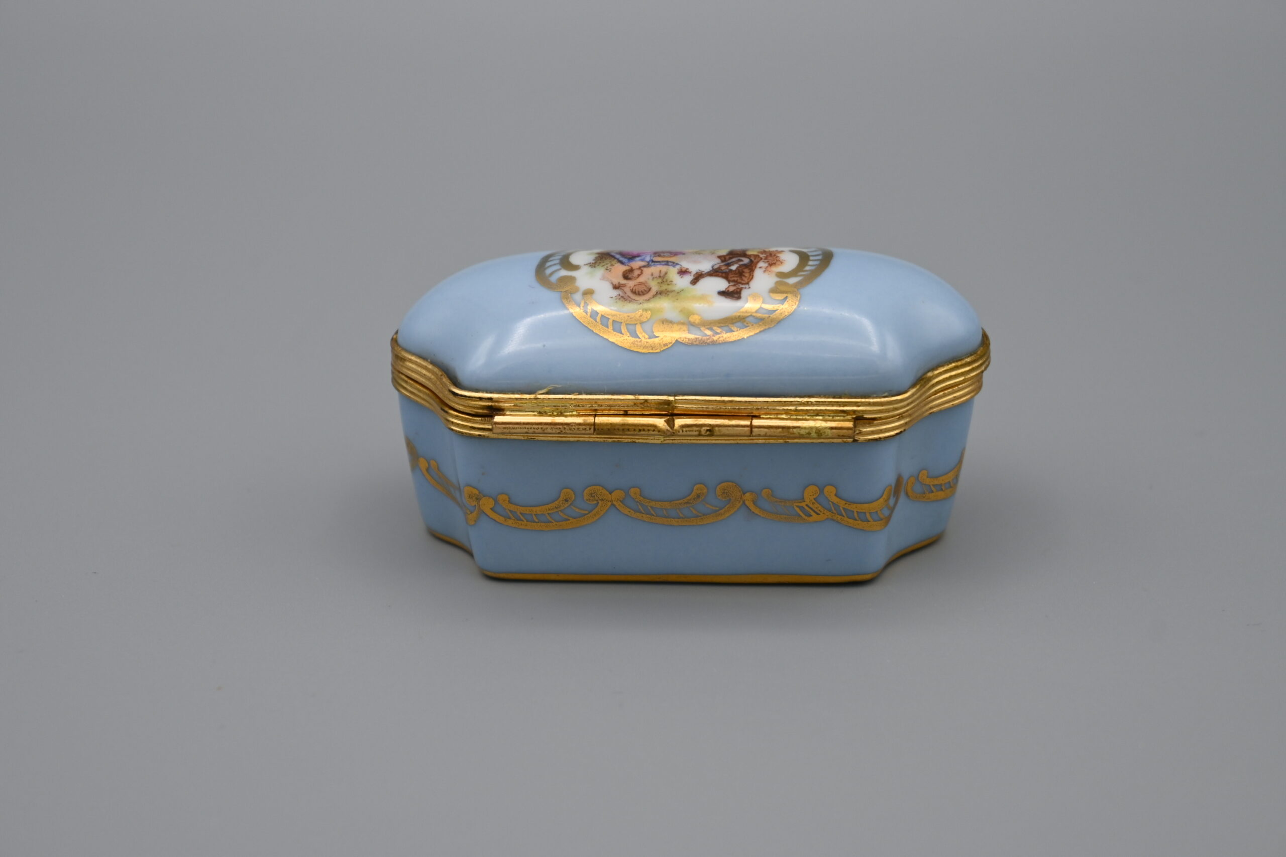 Courting-Couple-FRAGONARD-STYLE-porcelain-trinket-box–5-VM- Collectables