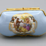 Courting-Couple-FRAGONARD-STYLE-porcelain-trinket-box-6-VM-Collectables