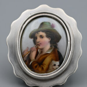 Oval plaque brooch with flutist and dog - Image 3