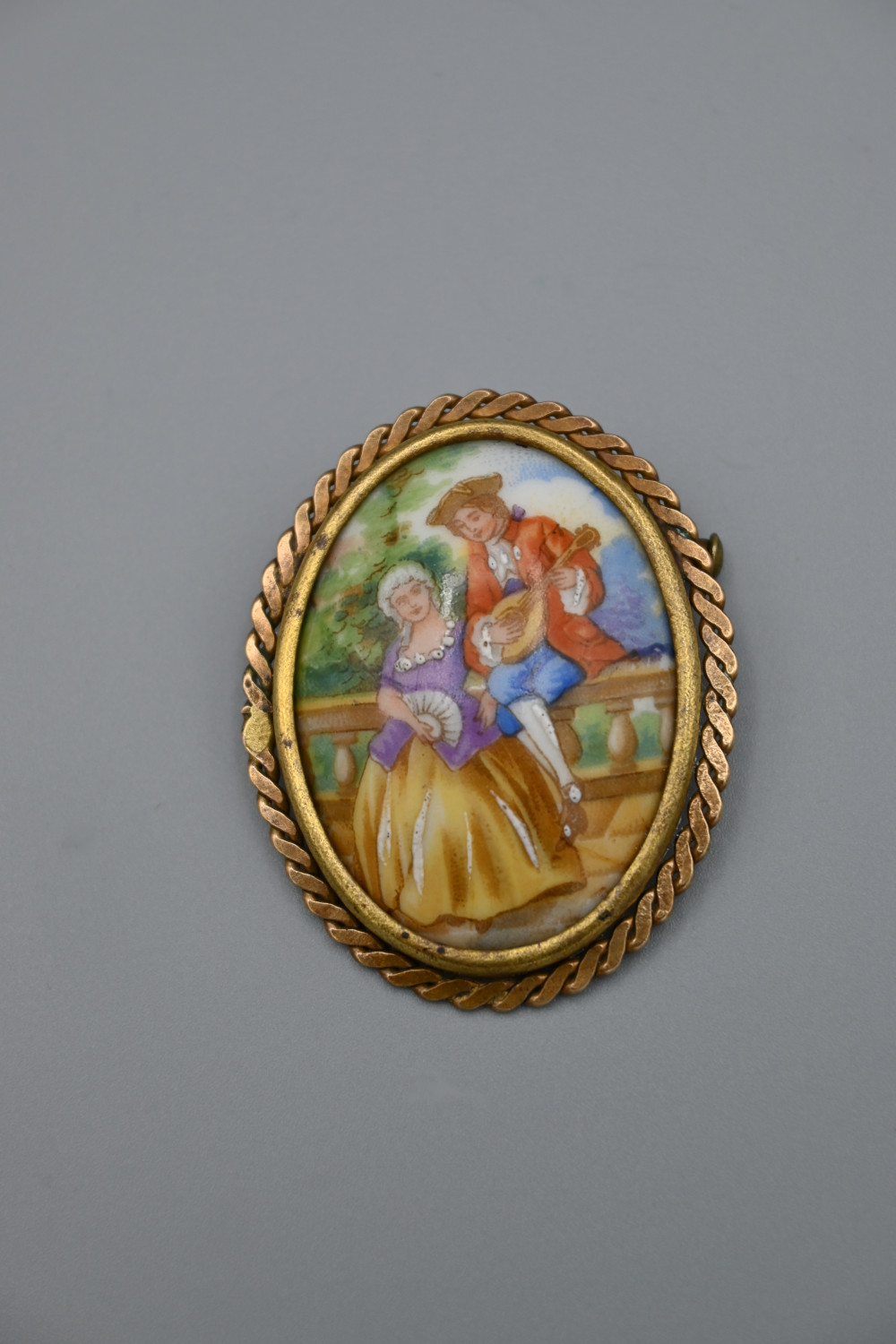 Courting-Couple-FRAGONARD-STYLE-porcelain-brooch-VM-Collectables1